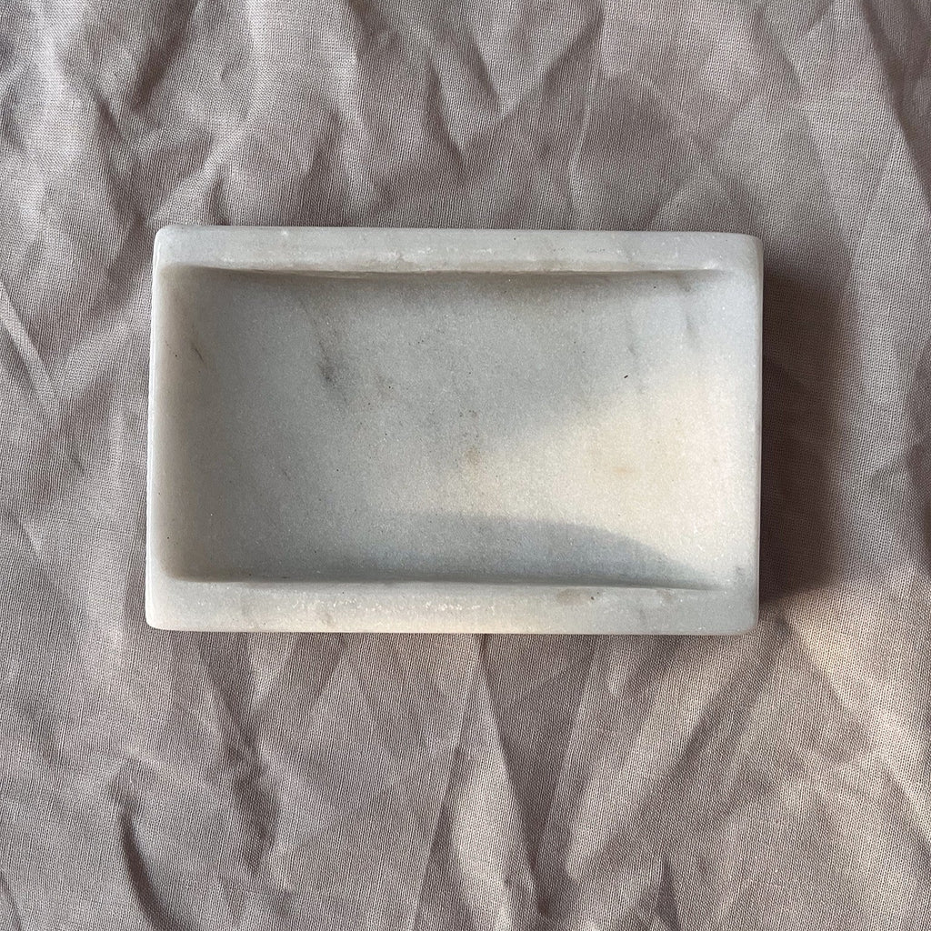 Studio CM | A light gray marble soap dish 